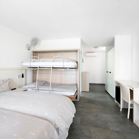 Hotel Du Port Вильнёв Экстерьер фото